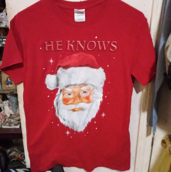 Gildan Tops - Santa Claus t-shirt EUC "he knows" adult S